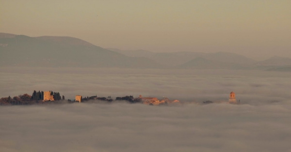 Chiusi Esce Dalla Nebbia Al Tramonto